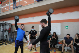 Спортсмены соревнуются.