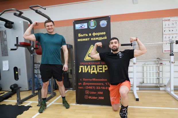 Спортсмены у баннера.