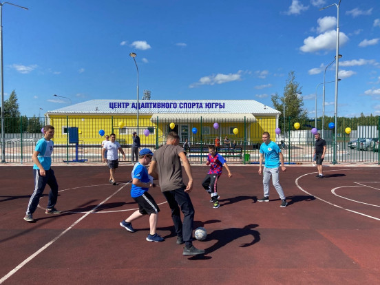 спортсмены играют в футбол.