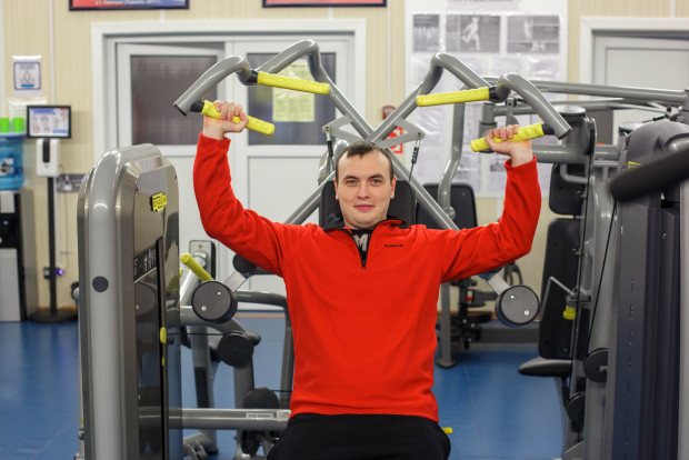 Спортсмен на спортивном оборудовании.